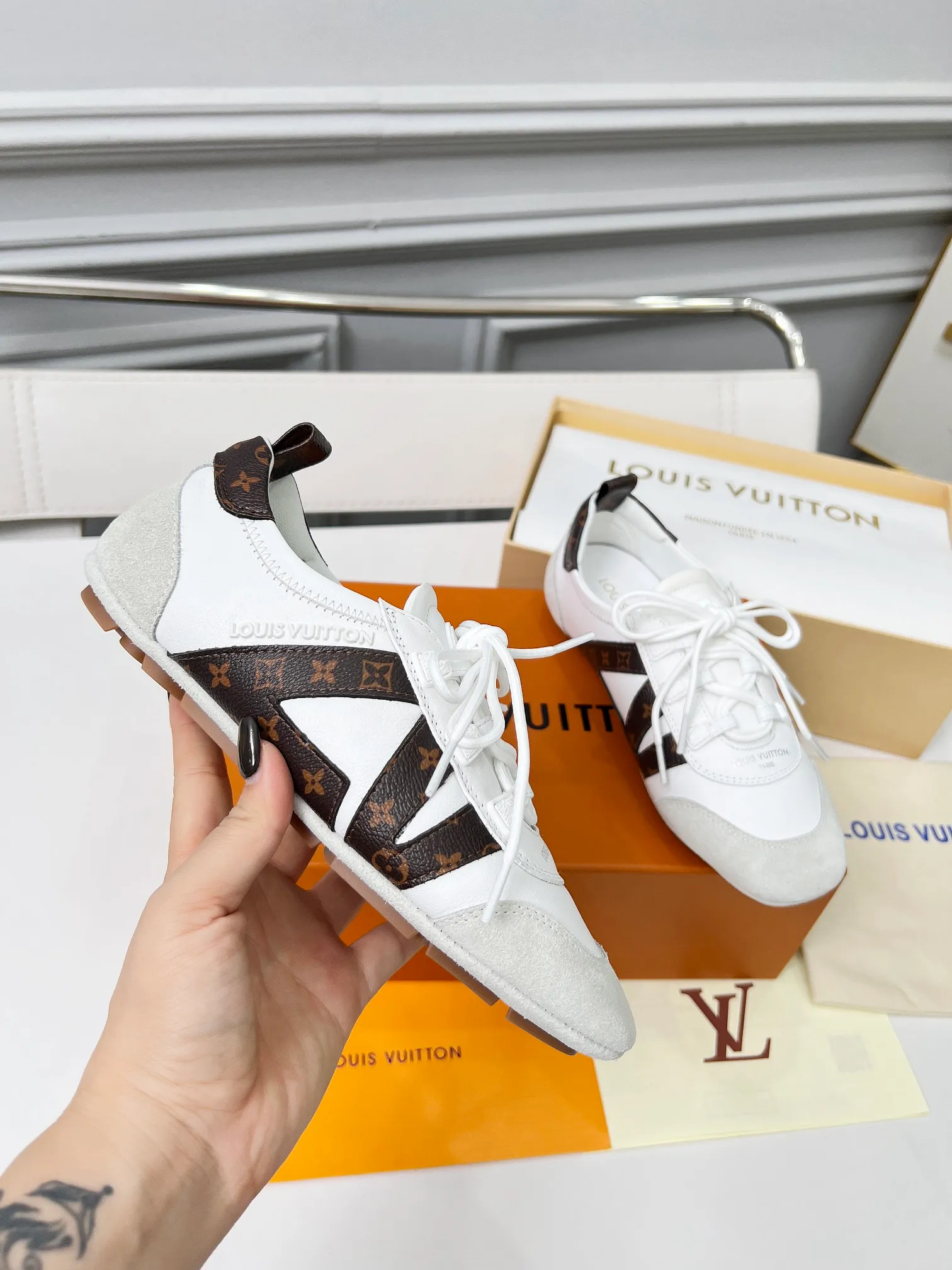 👟👟Ex-factory price 600👟👟 LV Sneakerina ballet-style sneakers are made of soft sheepskin and suede cow leather trimmings, and Monogram canvas is used to write the LV letters on the side, combining the light structure of ballet shoes with the comfortable texture of sneakers. Sacchetto craftsmanship and an injection-molded outsole complete the package, allowing for flexibility in a variety of looks. Code number: 35~41, colors are being updated...